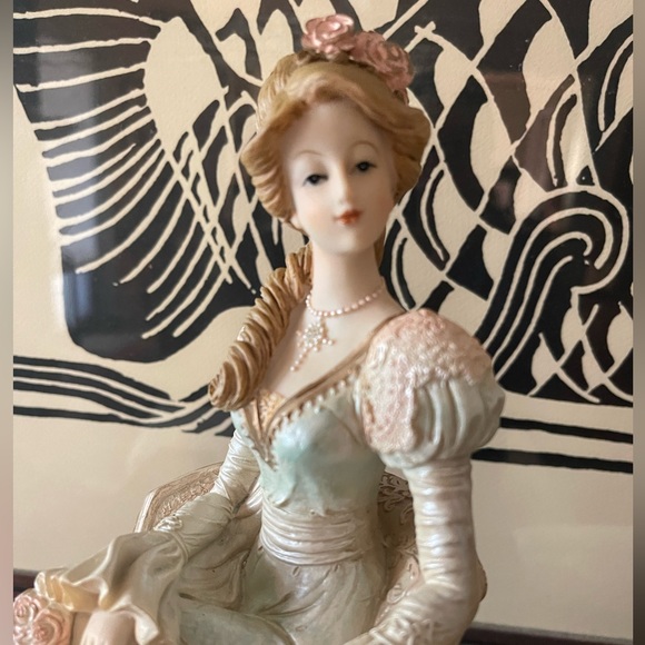 Gorgeous lady figure /statue. Beautiful face and composition. - Picture 2 of 4